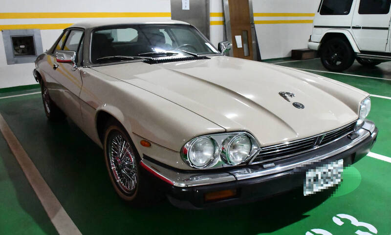 被譽為「90年代最優雅英國跑車」的JAGUAR XJS 3.6棕色古董跑車。 圖：士林分署提供