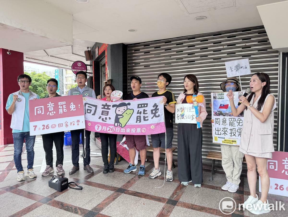 四位中市議員與民間團體共同合影力挺罷免，呼籲選民「站出來守護民主，讓羅廷瑋回家賣麵」。 圖：林怡伶／攝