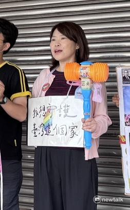 好民文化行動協會副理事長表示，她身穿象徵民主與希望的粉色衣著，強調這場罷免是「溫柔的公民行動」，而非藍綠間的惡性鬥爭。 圖：林怡伶／攝
