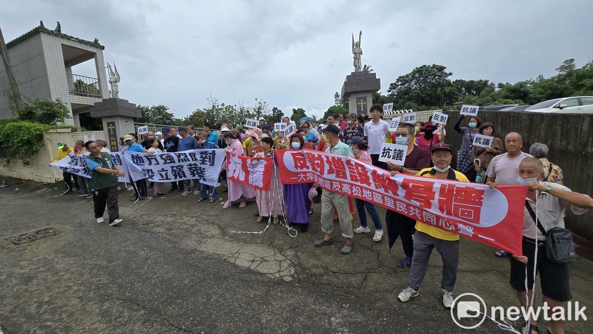 高雄市小港區大坪頂地區居民近百人，至高松墓園前舉布條反對園區擴建。 圖：孫家銘攝