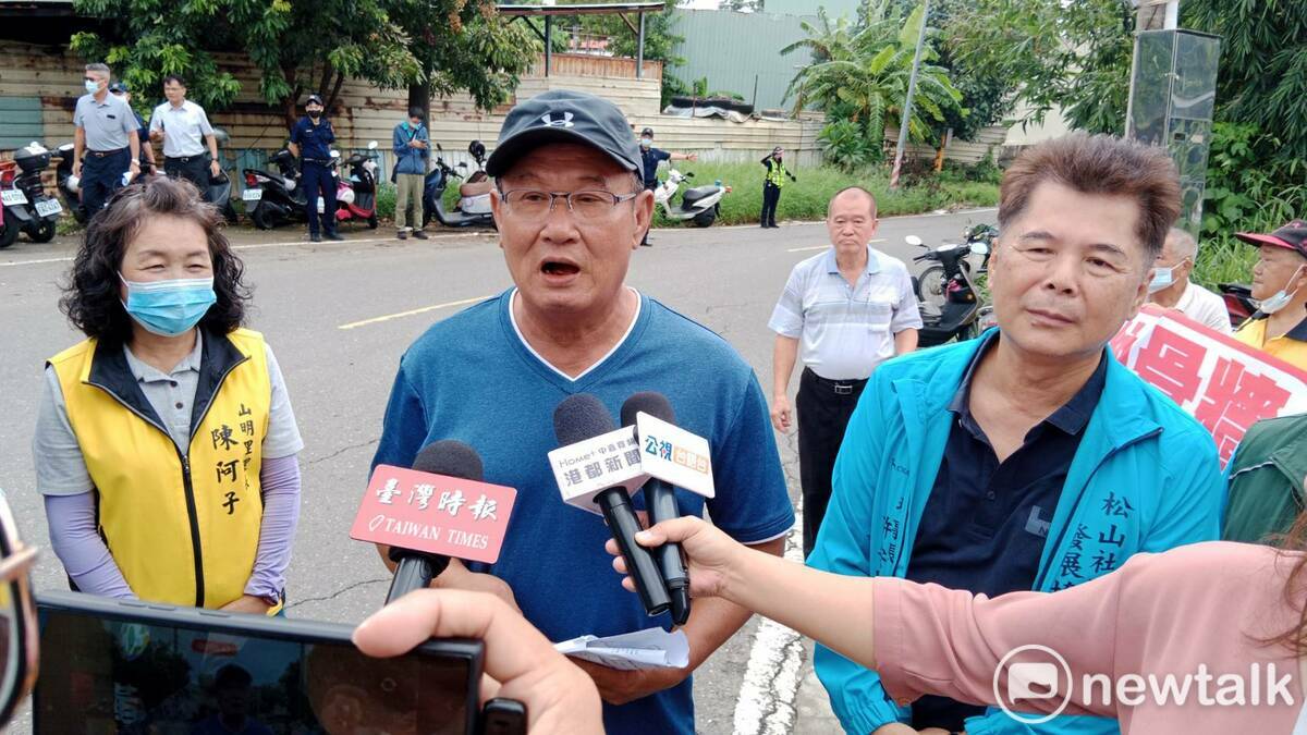 許安隆(右)與梁上森(中)表達居民希望高松墓園不要再擴建，也絕不能再增設納骨牆。 圖：孫家銘攝
