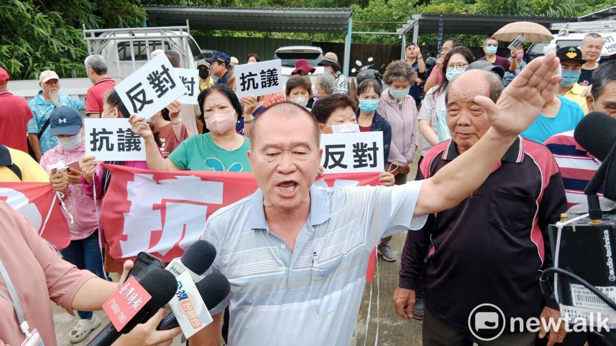 居民大力反對墓園擴建，表示已嚴重侵犯居住安寧與環境公平。 圖：孫家銘攝