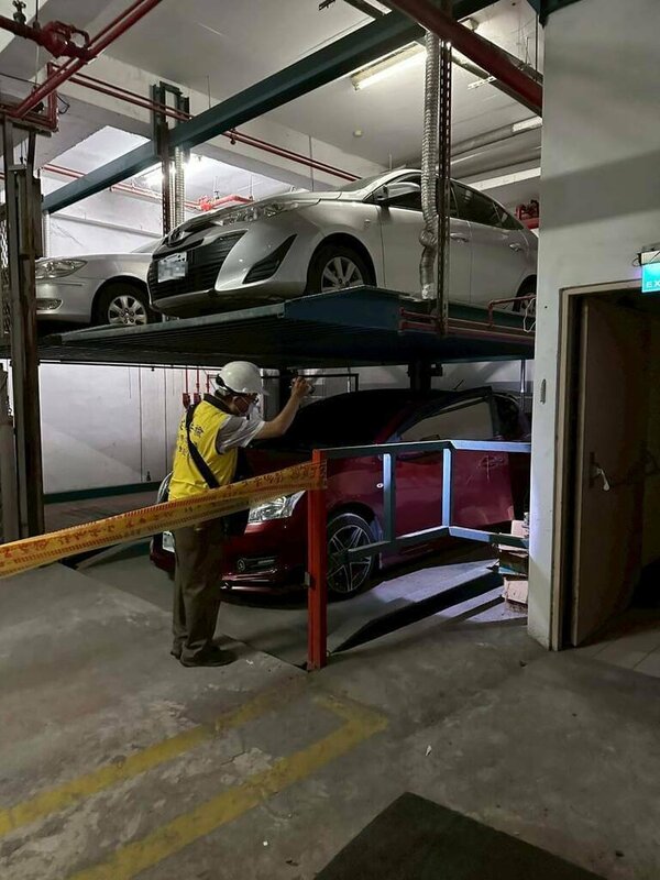台中北屯區一處社區地下室機械車位，19日發生男童遭夾致死案，台中市府20日會同技師到場勘查，除張貼勒令停用告示，並依法開罰。（台中市府提供）中央社記者蘇木春傳真　114年7月21日