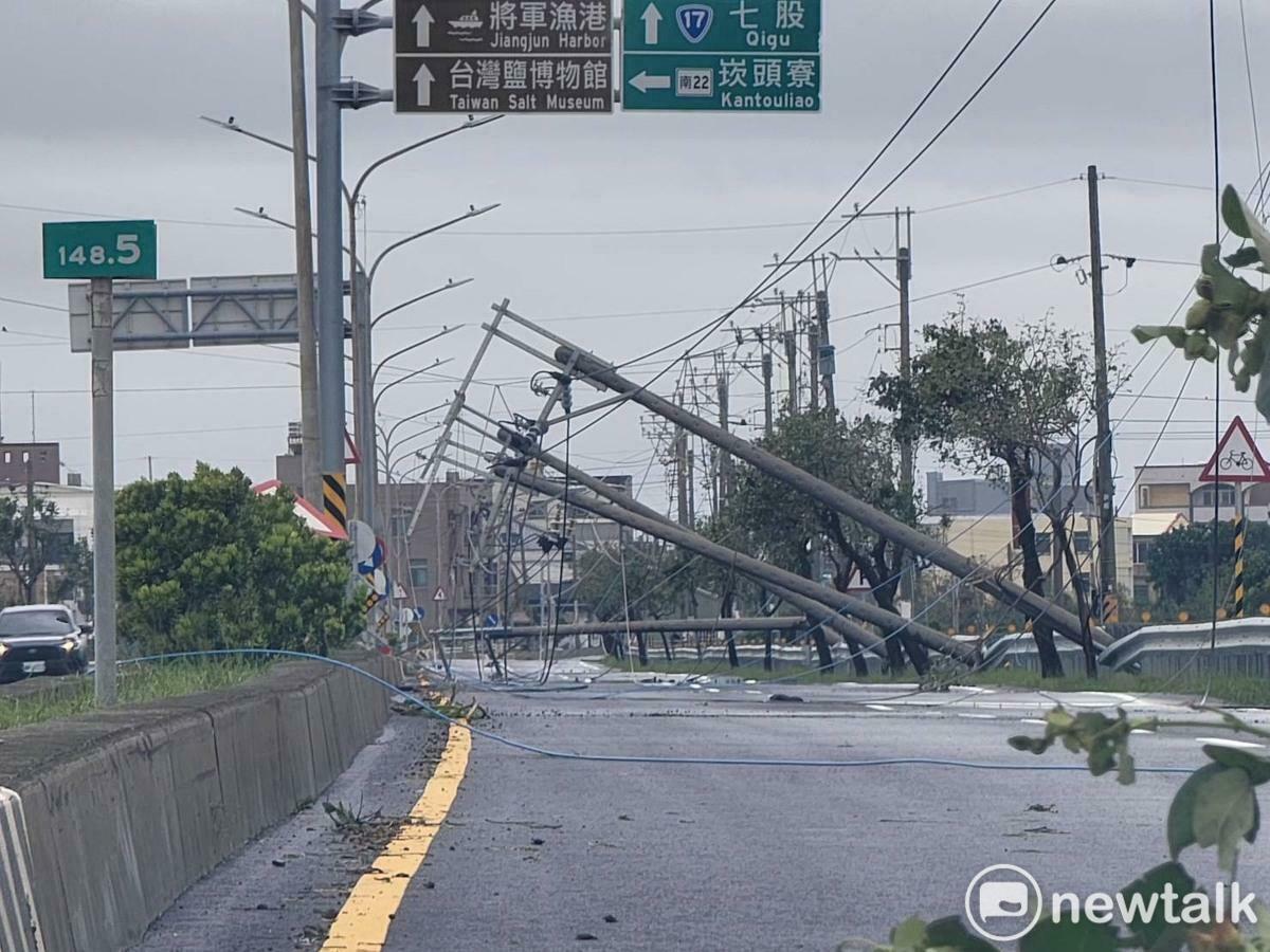 此次風災電桿受害嚴重，嚴重影響復電時程。 圖：李宗翰服務處提供
