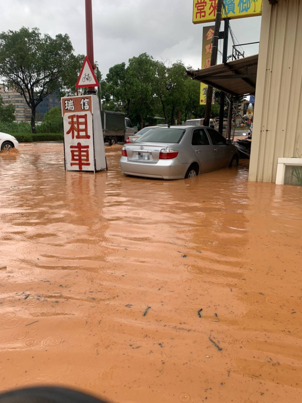 截至今日下午5時，金門部分地區累積雨量已達103.5毫米，部分低窪地區因排水不及，再度淹成一片黃色汪洋。 圖：翻攝臉書「金門記者爆料網」粉專
