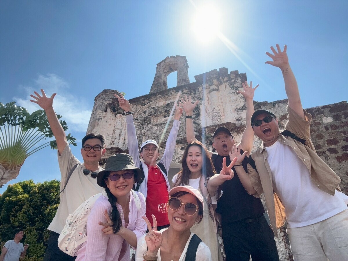 老師們於麻六甲地標聖地牙哥城門前開心合影。 圖：葳格國際學校/提供