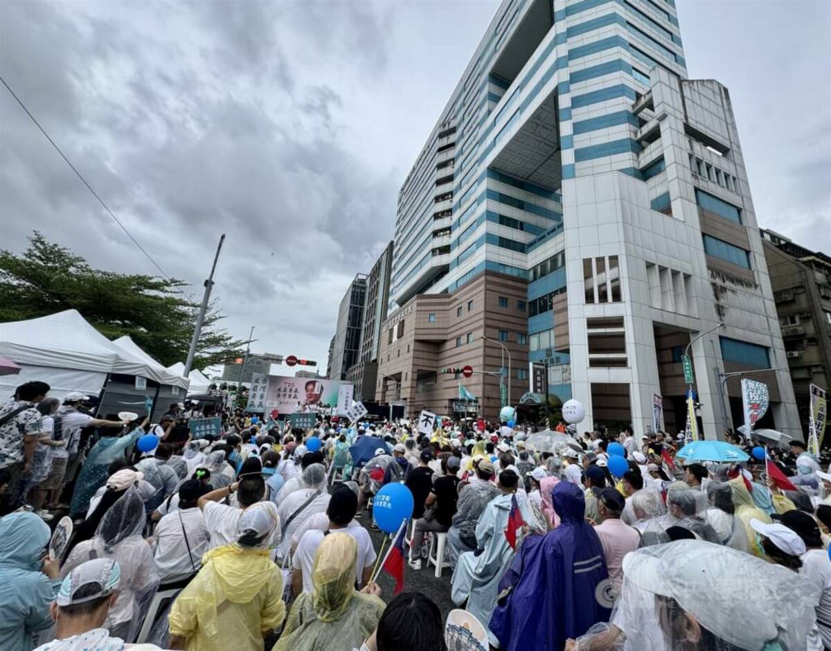 圖為民眾黨20日下午在民進黨中央黨部前反罷免造勢。（中央社檔案照片）