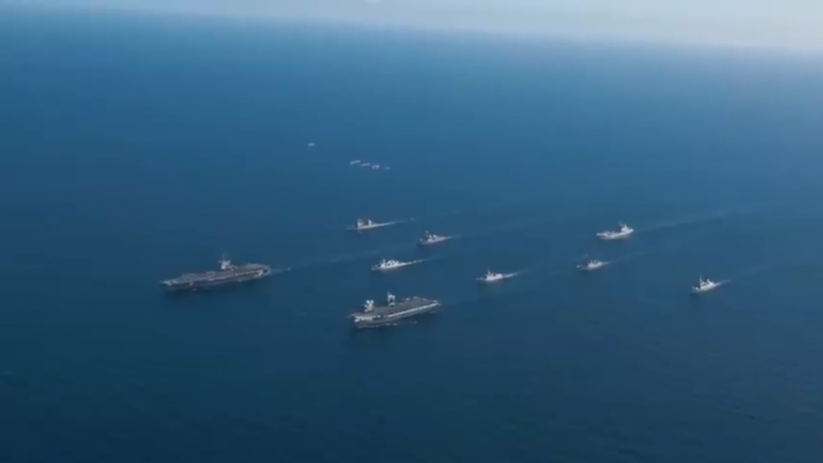 美國近期與澳洲聯合舉辦「護身軍刀 2025 」軍事演習，總參與國家多達 19 國。美軍的「喬治華盛頓號」航母與英國「威爾斯親王號」航母也共同航行在海面上，引發世界各地網友關注。 圖：擷取自 @Aurora107E X 分享影片