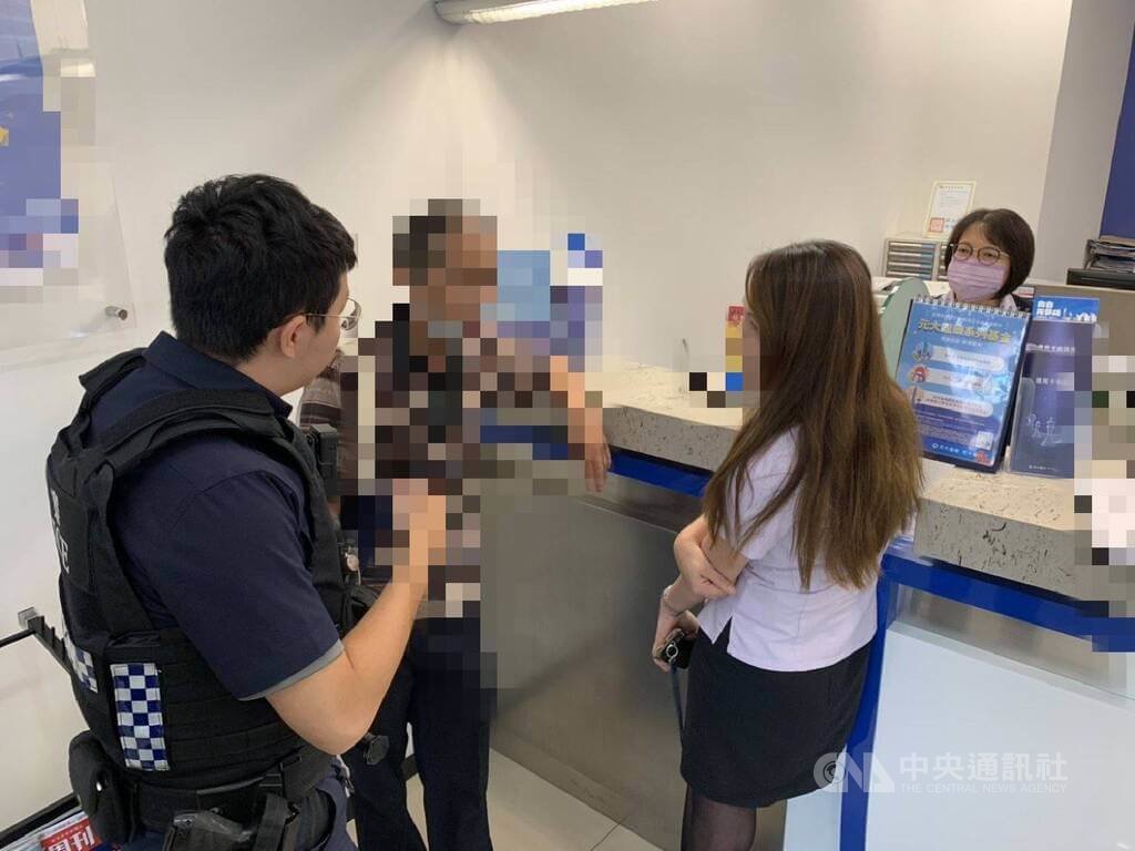 台中陳姓男子（左2）日前認識女網友，對方建議他投資加密貨幣「穩賺不賠」，陳男到銀行欲匯款新台幣150萬元，還依照女網友指示向行員稱款項要「購買中古車」，行員察覺有異立即報案，與警方成功阻詐。（翻攝照片）中央社記者蘇木春傳真　114年7月21日