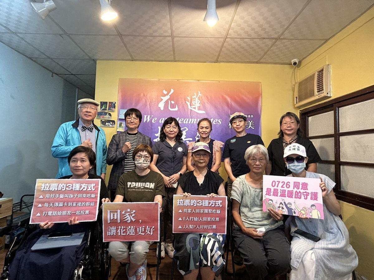 後排左至右依序為，陳永興、楊華美、戴莉如、陳明珠、江映帆、游麗方；前排左至右依序為，高淑芳、洪菊吟、林乃馨、廖美菊、現職教師。 圖：楊華美辦公室提供
