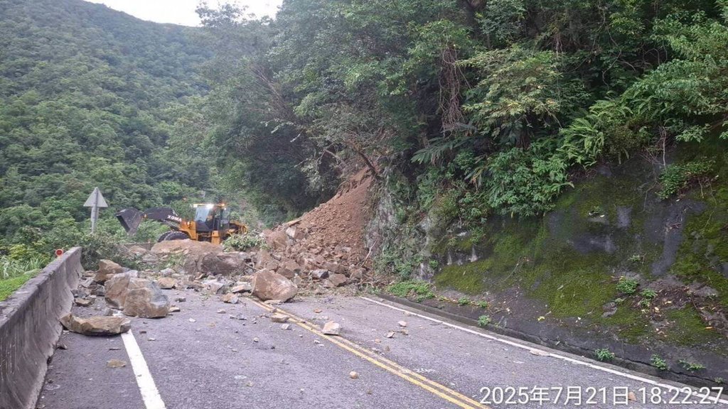 蘇花公路台9線117.2公里處東澳路段21日上午發生落石砸車事件，搶通後，下午又再度發生落石坍方，道路雙向阻斷、無法通行，公路局已緊急派員搶修中。（公路局東區養護工程分局提供）中央社記者王朝鈺傳真  114年7月21日