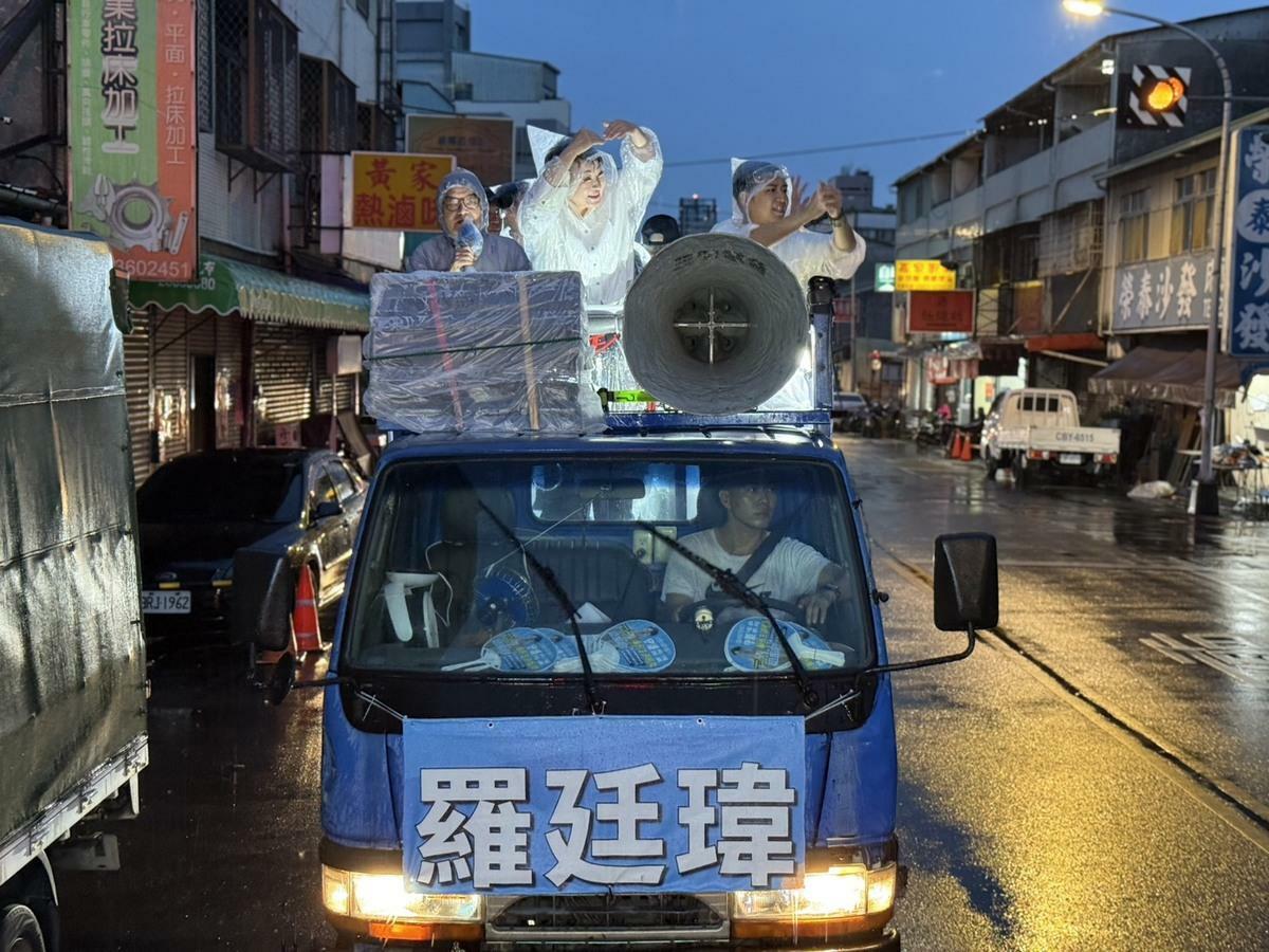 台中市長盧秀燕冒雨陪羅廷瑋車掃，沿途都還比出大愛心的手勢。 圖：羅廷瑋服務處/提供