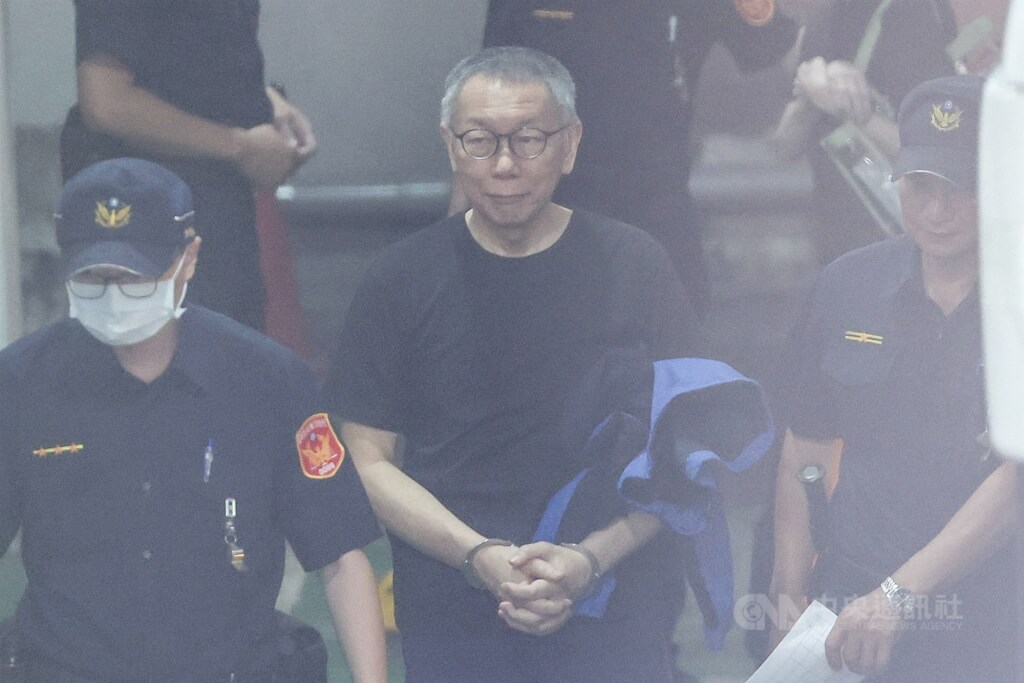 北院裁定前台北市長柯文哲（中）及市議員應曉薇延押2個月。（中央社檔案照片）