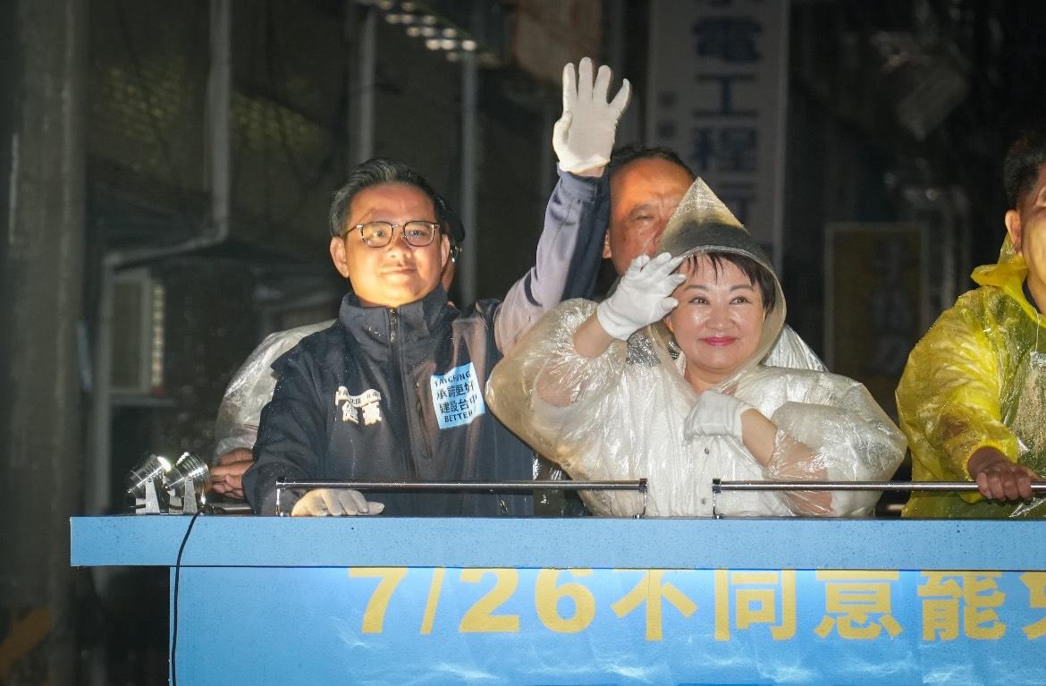台中市長盧秀燕冒雨陪同黃健豪車掃。 圖：黃健豪服務處/提供