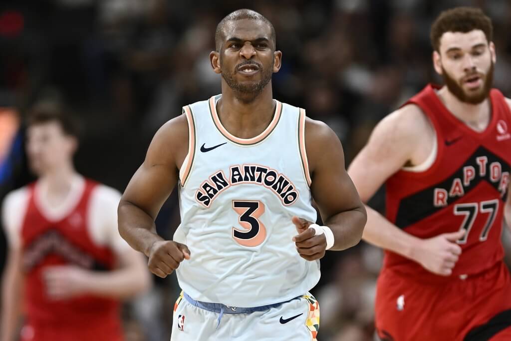 Chris Paul（前）上季為聖安東尼奧馬刺效力，打滿例行賽82場，成為首位生涯第20個球季82場全勤的球員。圖為4月比賽畫面。（美聯社） 圖：中央社提供