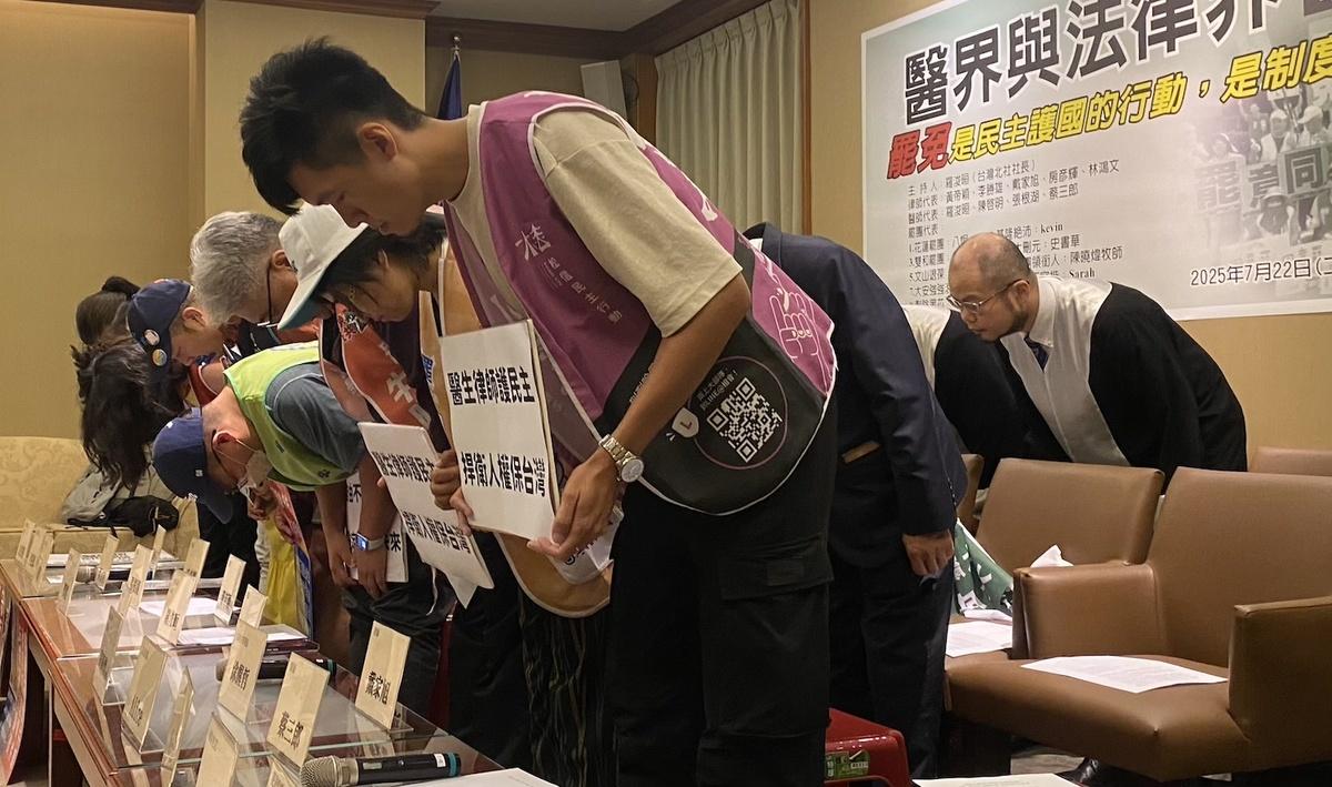 醫界與法律界今（22）日在立法院中興會館舉行聯合記者會「罷免是民主護國的行動，是制度修復的正當力量」 圖：林朝億/攝
