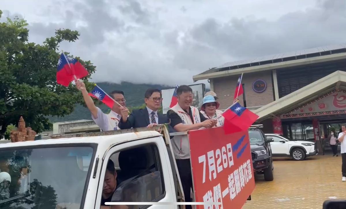 童子賢21日正式表態支持罷免傅崐萁，並在22日一早前往花蓮鳳林陪同罷團、議長張峻掃街。 圖：民眾提供