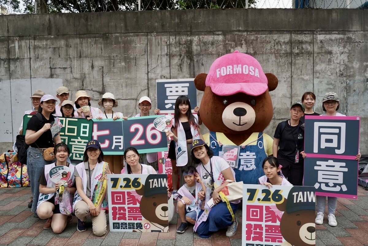 刷不完的「百工百業挺罷免」，黃捷直呼好感動，呼籲大家「7/26出門投票、同意罷免！」 圖：取黃捷臉書（資料照）