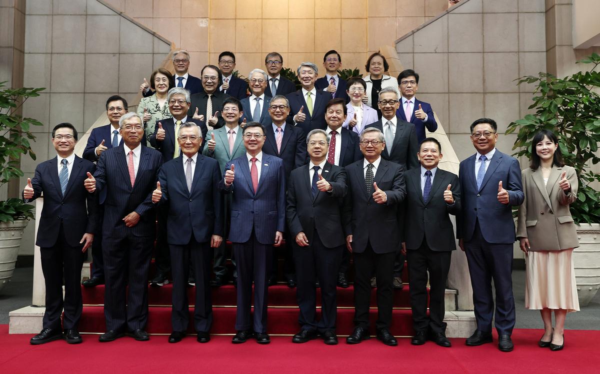 行政院經濟發展委員會第2次顧問會議首場分組會議，今（22）日上午在行政院舉行，全出席者在會前大合照。 圖：謝莉慧/攝