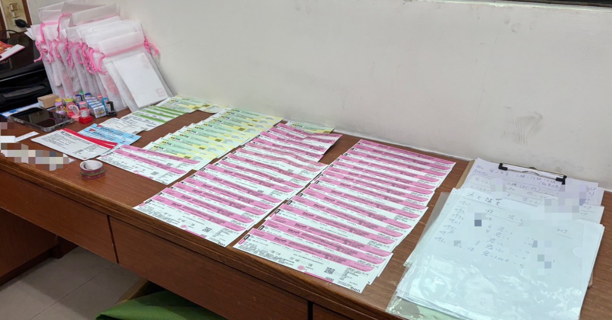 刑事局偵查第一大隊組成專案小組，鎖定跨縣市黃牛集團，查扣GD演唱會序號約1,500組、實體門票44張、太妍演唱會週邊商品、16萬4千元現金、電腦主機與相關偽造證件設備。 圖：民眾提供