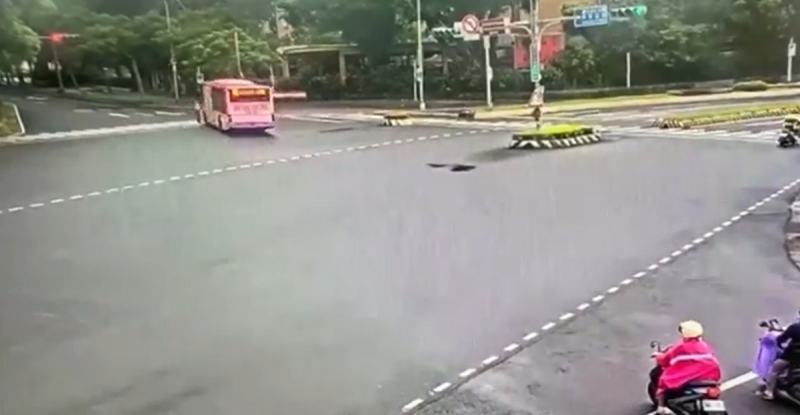 台北市交通局針對愛國西路與羅斯福路一段路口提出5項改善措施。 圖：翻攝畫面