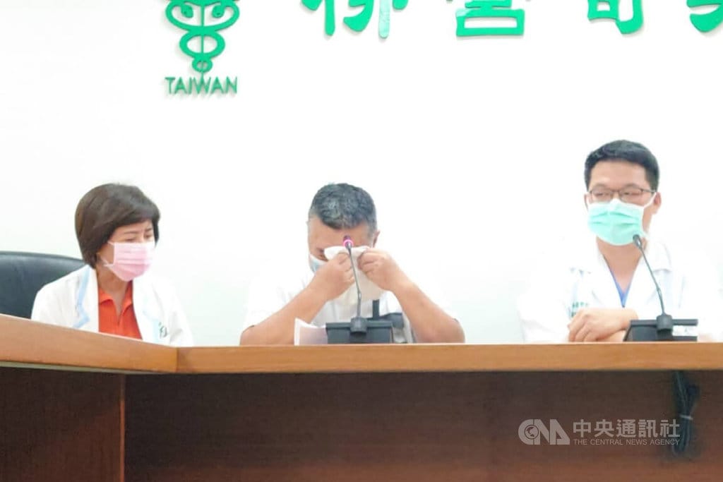 台電工作人員李元瀚15日在嘉義縣進行搶修工程時遭電擊命危，家屬決定於22日上午拔管，李元瀚父親（中）表示，希望讓他保有最後光榮與尊嚴，並將他的器官捐出，化小愛為大愛，遺愛人間。中央社記者楊思瑞攝  114年7月22日