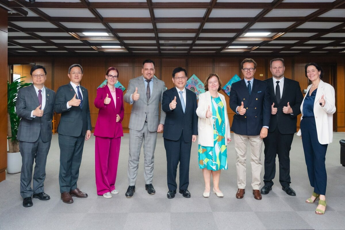 林佳龍（中）歡迎歐洲議會「歐洲民主之盾（EUDS）特別委員會」正式代表團訪問台灣。. 圖：外交部提供
