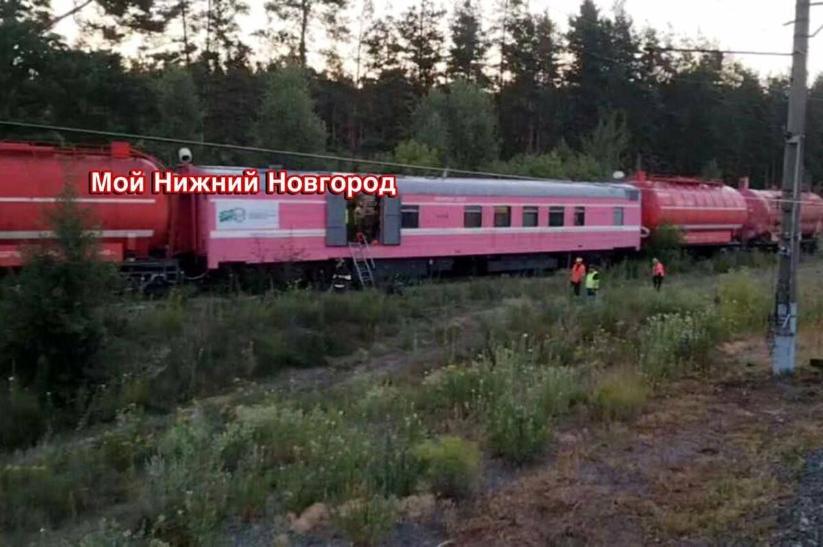 俄國下諾夫哥羅德州（Nizhny Novgorod），一輛載有危險化學品的列車意外爆炸，現場火勢猛烈。 圖：翻攝自 X @NOELreports