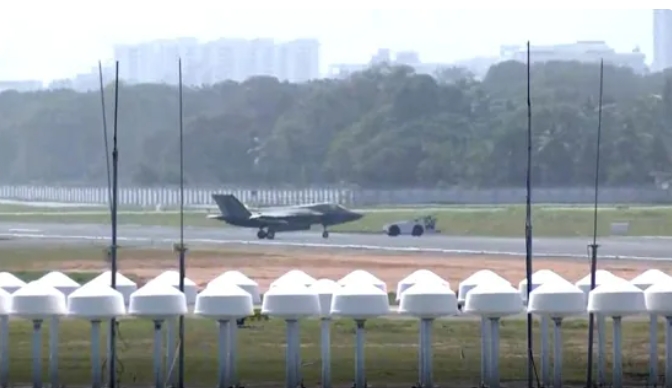 滯留印度的英國F-35B戰機被拖入機庫。 圖 : 翻攝自環球網