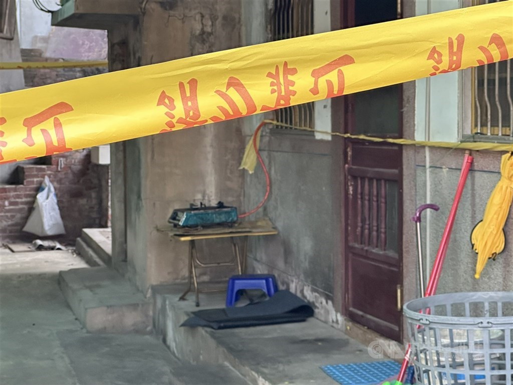彰化縣大村鄉賴姓男子2月赴朱姓前女友住處，涉殺害朱女的李姓同居男友並棄屍，彰化地方法院近日依共同犯遺棄屍體罪判賴男1年刑期。圖為警方在朱女住處圍封鎖線。（中央社檔案照片）