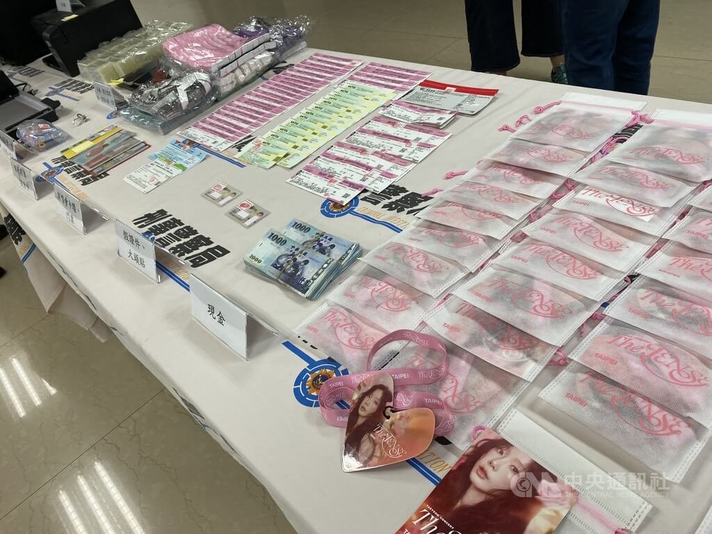 韓國巨星GD權志龍日前在台北開唱，以42歲柳姓男子為首的黃牛集團勾結境外集團，偽造身分證協助粉絲實名認證入場，不法獲利約逾新台幣2000萬元，刑事局查獲4嫌依法送辦。圖為贓證物。中央社記者黃麗芸攝  114年7月22日