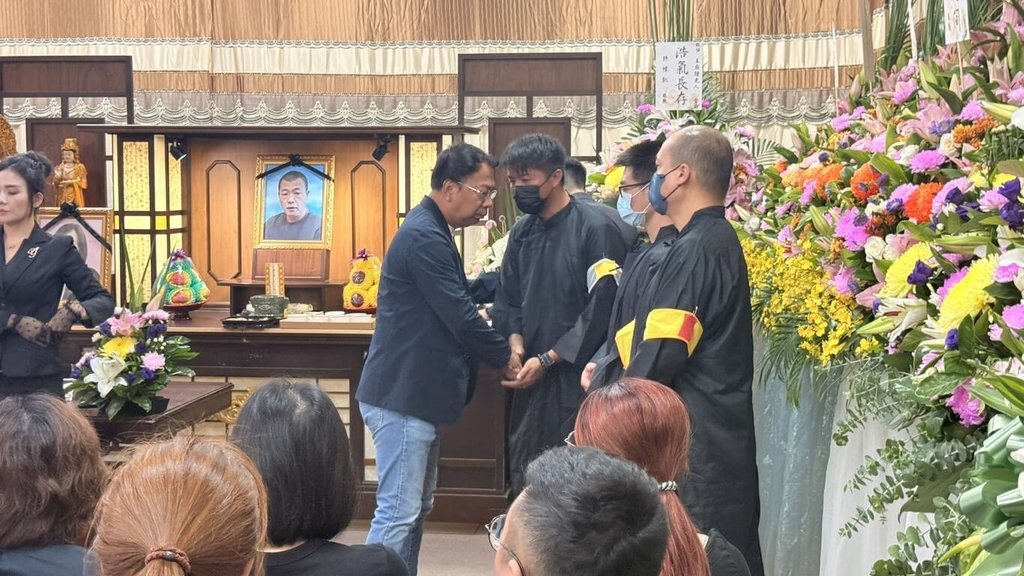 台中豐原5口命案22日舉行告別式，出席告別式的民進黨台中市議員謝志忠（左1）說，家屬選擇火化後樹葬，也期盼檢警單位盡速查明真相。（謝志忠提供）中央社記者郝雪卿傳真  114年7月22日