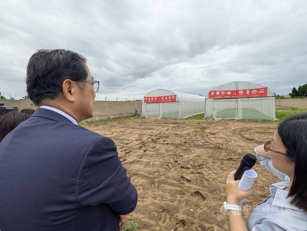 福建更生保護會22日舉辦「鼎金網室農作暨第2期室內配線丙級技術士技職訓練班開訓典禮」，圖為法務部長鄭銘謙（左）參觀網室農作訓練場。中央社記者吳玟嶸攝　114年7月22日