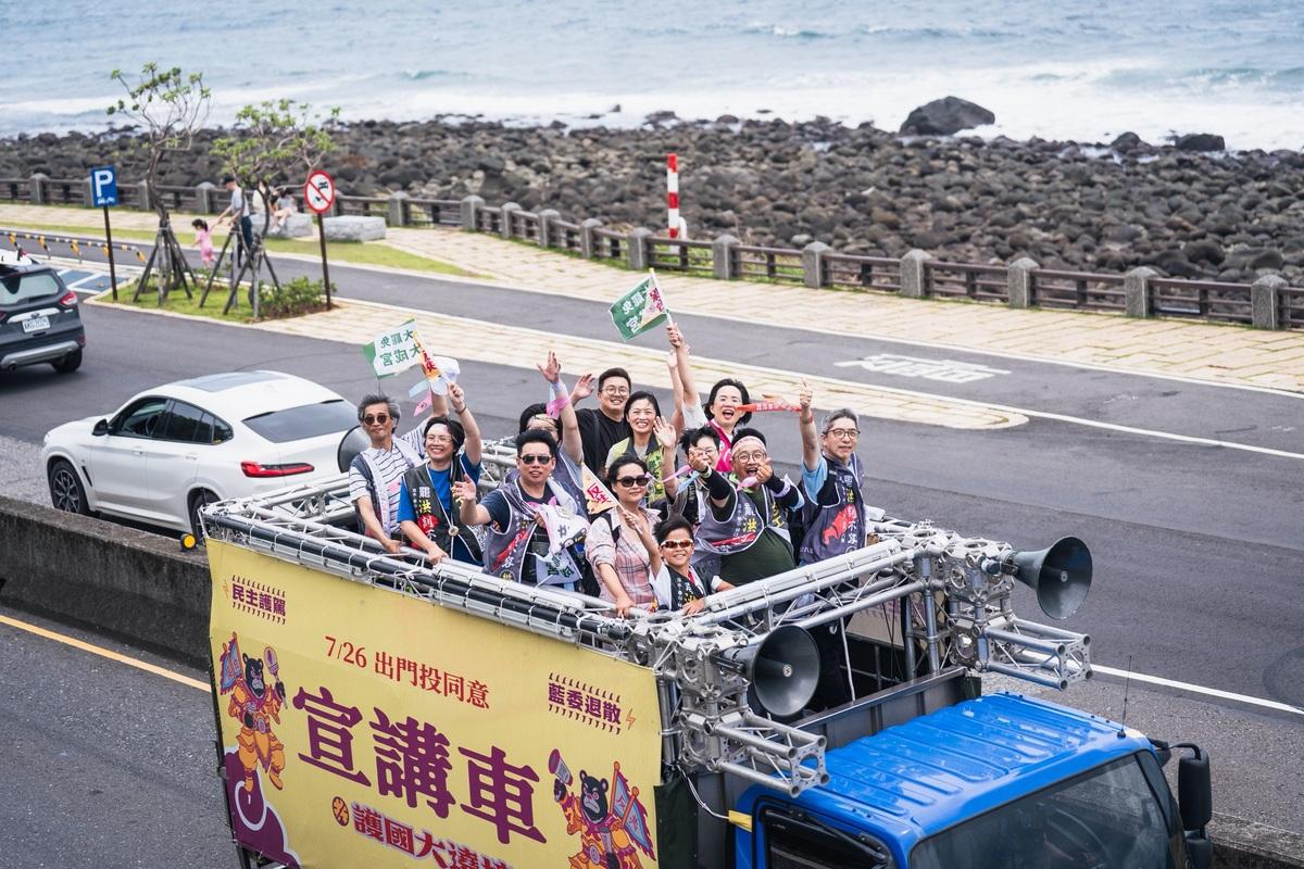 民進黨新北市黨部主委蘇巧慧今（22）日與新北市議員鄭宇恩一同為大罷免行動進行衝刺。 圖：民進黨新北市黨部提供