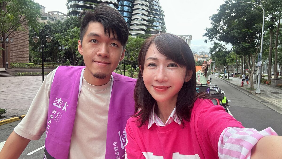 許淑華與洪健益、張文潔議員陪同剷除黑芯團隊、發言人Roger，在信義路上車掃。 圖：取自許淑華臉書