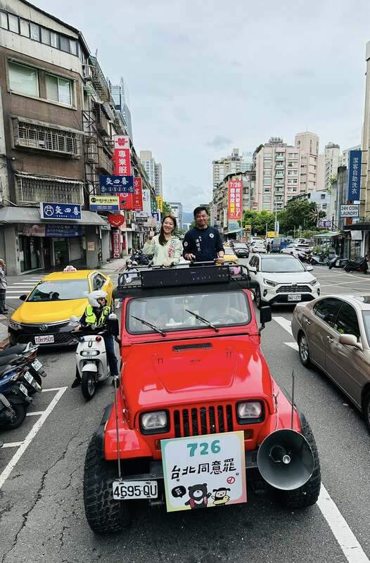 民進黨市議員張文潔、洪健益，在台北市信義區、南松山一帶展開車掃行動，呼籲選民投下同意票。 圖：取自許淑華臉書
