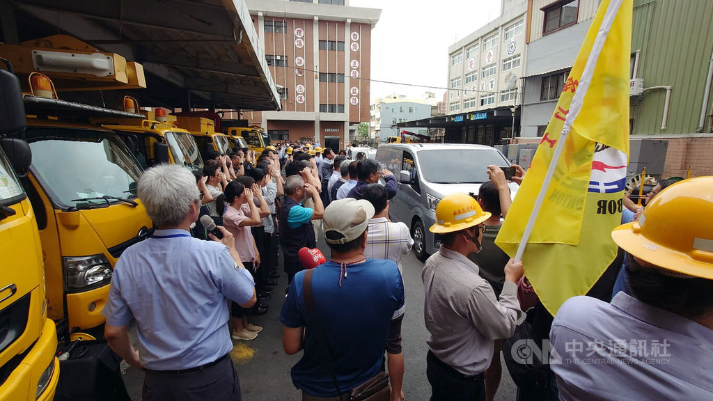 台電上百員工22日聚集嘉義配電中心，淚送因搶修工程遭電擊身亡的同事李元瀚最後一程，並高喊「元瀚工作結束，一路好走」。中央社記者蔡智明攝　114年7月22日