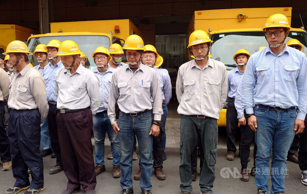 台電工作人員李元瀚進行搶修工程時遭電擊命危，家屬決定22日上午拔管，李元瀚遺體在家屬、台電人員陪同下，中午搭車回嘉義市，並繞行他的工作場所，下午抵達嘉義配電中心，同事淚崩送行。中央社記者蔡智明攝　114年7月22日