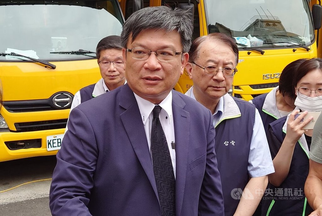 台電嘉義區處員工李元瀚參與颱風丹娜絲停電搶修任務時，發生感電意外殉職。台電董事長曾文生（前）22日率領主管及員工向其告別及致謝，並表示，台電會盡最大責任做好撫卹工作。中央社記者蔡智明攝　114年7月22日