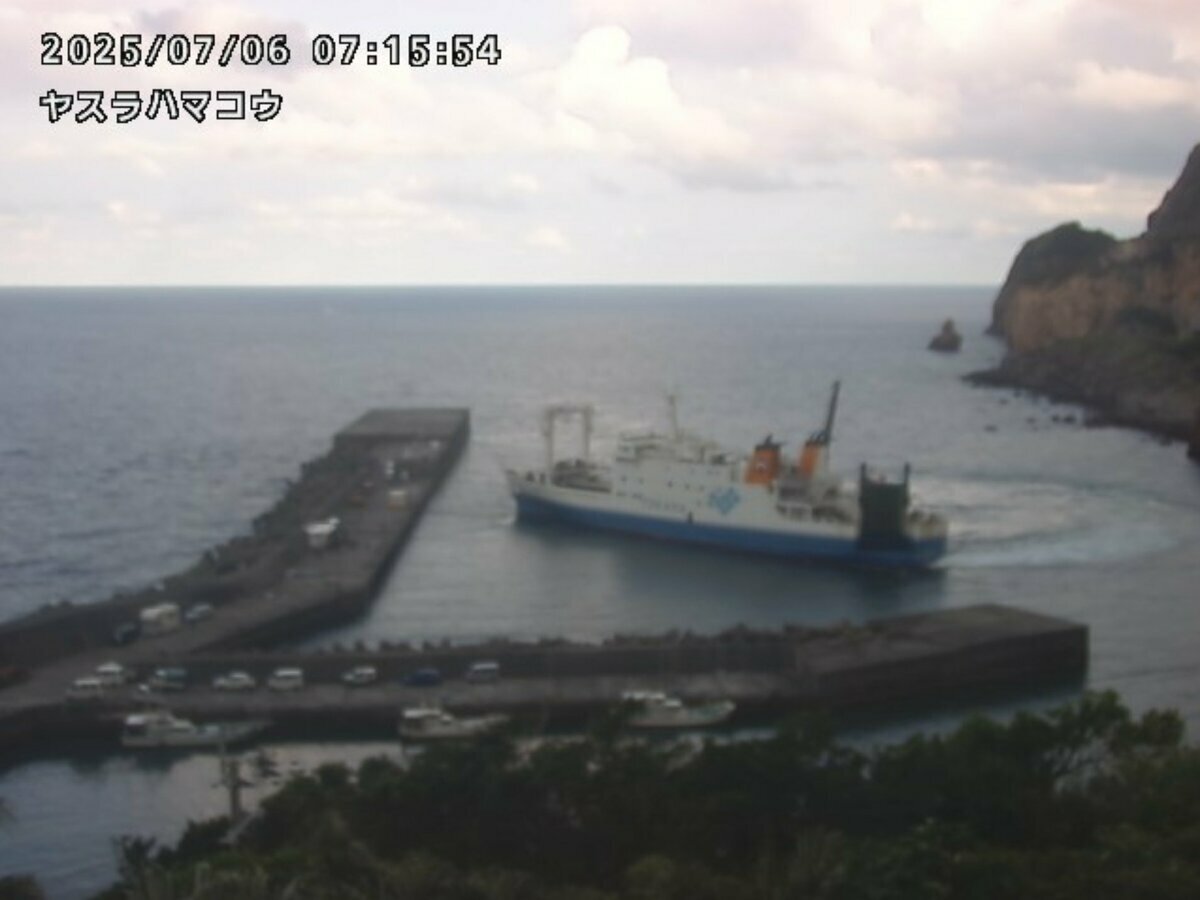 日本鹿兒島縣吐噶喇列島近海發生群發性地震，一個月的時間內，發生震度1以上的地震累計超過2200次。圖為7月6日日本政府派出船艦接運居民避難。 圖：翻攝「X」@livecam_db