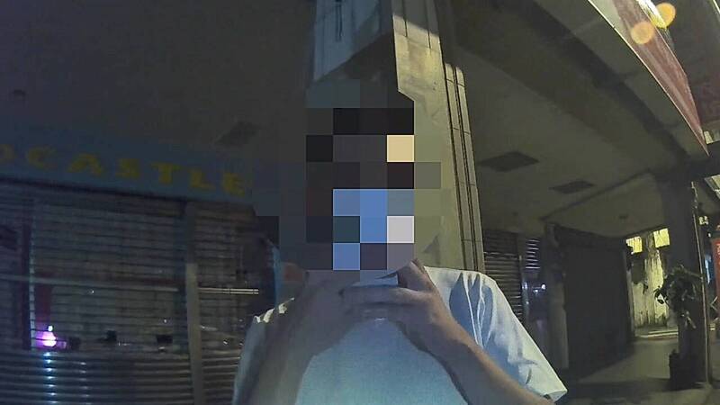 黃姓男子酒駕拒測並錄影指控員警搶鑰匙，更嗆聲「你們這組真的完蛋了」，態度相當囂張。 圖：翻攝自警方畫面