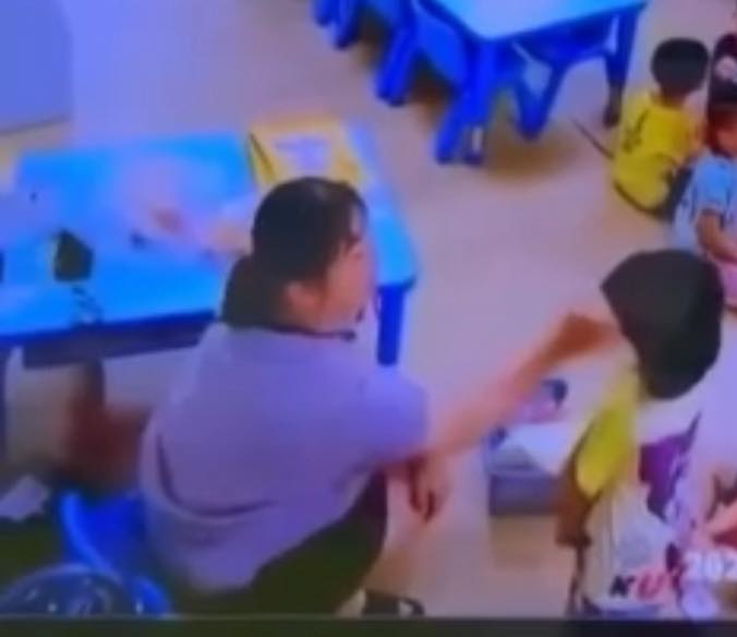甘姓女教保員遭監視器拍下連續掌摑幼童臉部多下，畫面曝光後引發家長震怒。 圖：民眾提供