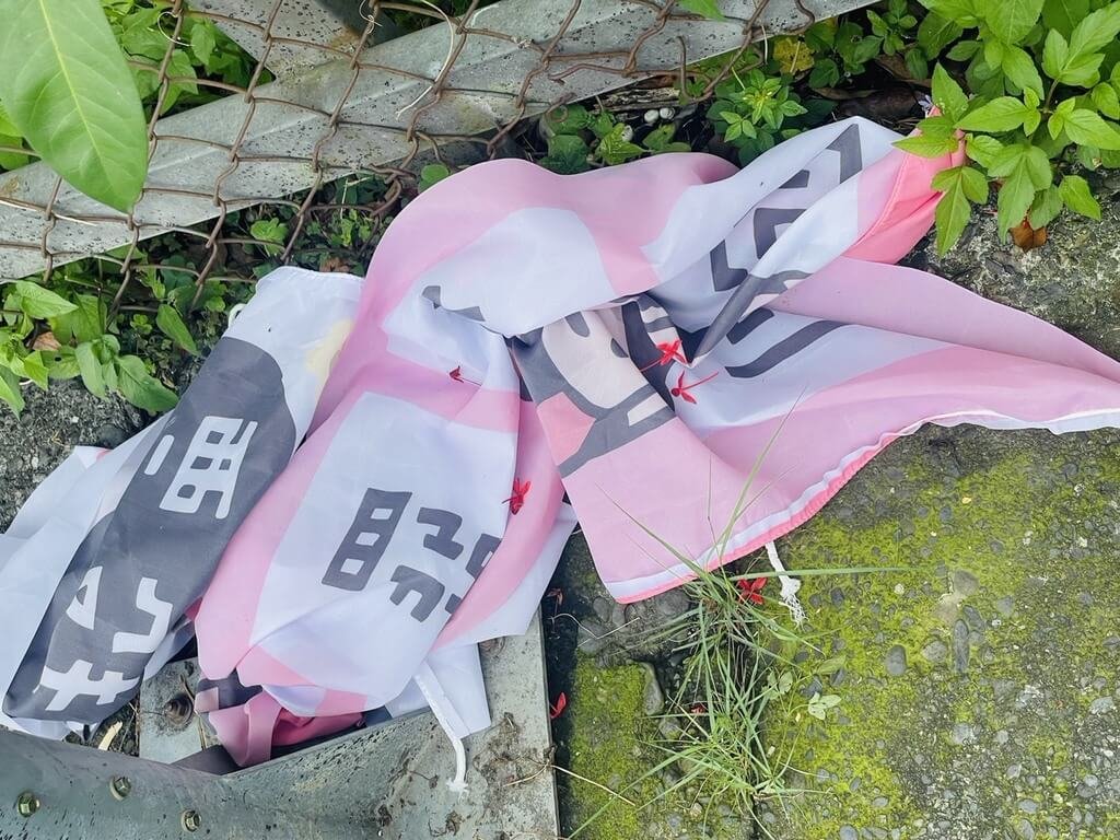 南投縣罷免團體「去游除垢」22日表示，懸掛在集集鎮私有土地的「同意罷免」布條，遭不明人士蓄意剪毀，地主已報案。（去游除垢提供）中央社記者蕭博陽南投縣傳真　114年7月22日