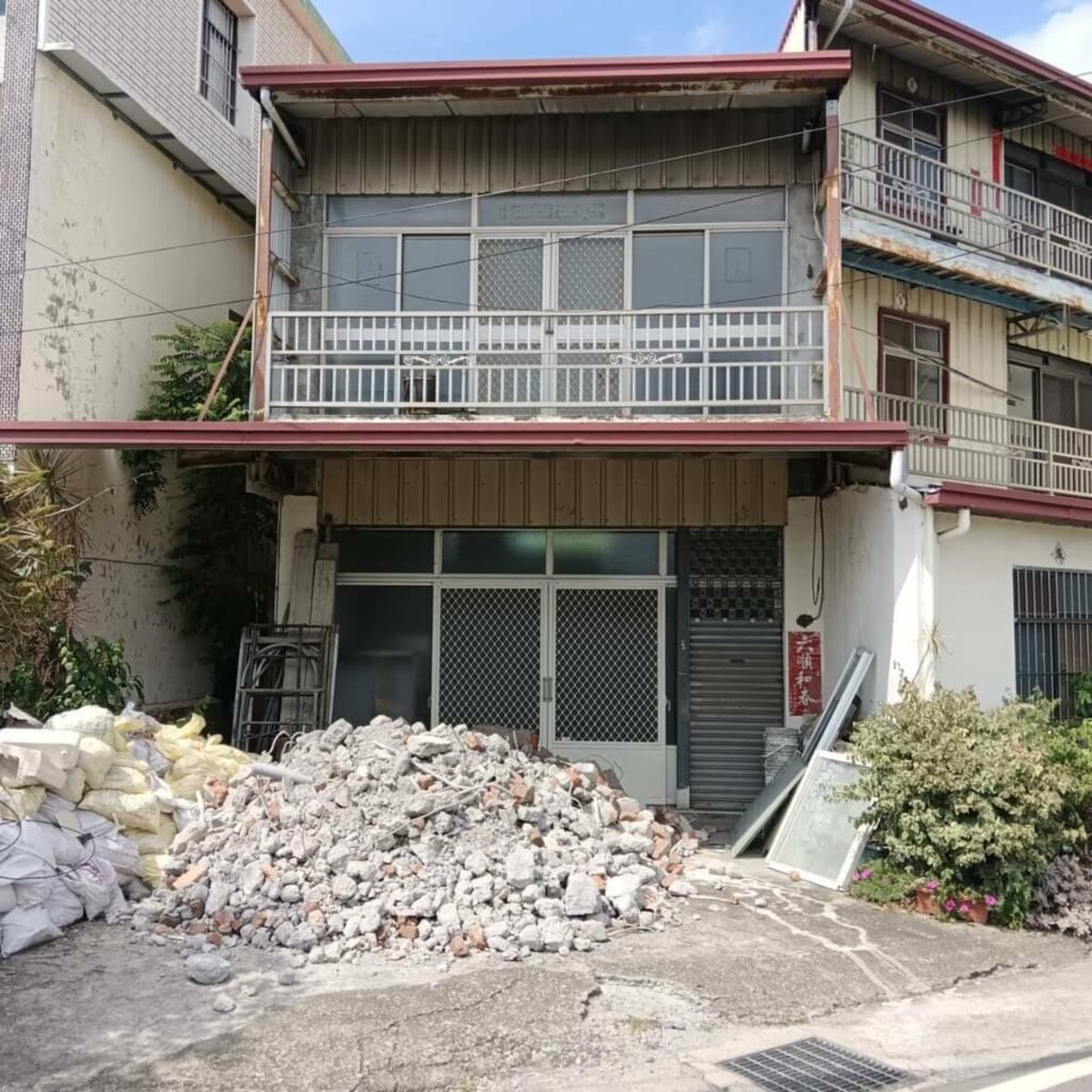 台中市霧峰區六股路一處2700坪的土地，日前發生建商進場拆屋爭議事件，自救會指控建商在住戶家門前堆置廢棄物、廢土，感覺受到威脅。（民眾提供）中央社記者蘇木春傳真　114年7月22日