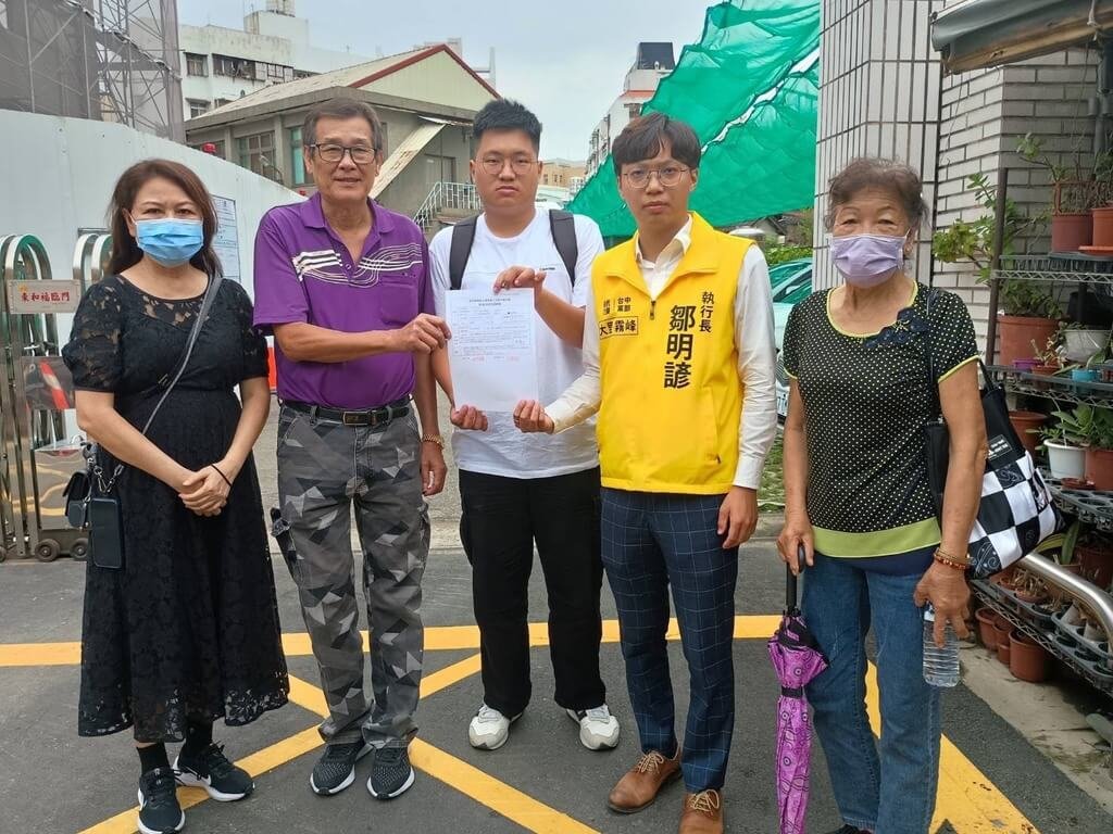 台中市霧峰區發生建商拆屋糾紛，居民組成霧峰六股庄守護起家厝自救會，22日與時代力量台中黨部執行長鄒明諺（右2）到警局報案，告發建商疑似傾倒他處廢棄物至住戶家門口，涉違反廢清法。（鄒明諺提供）中央社記者蘇木春傳真　114年7月22日