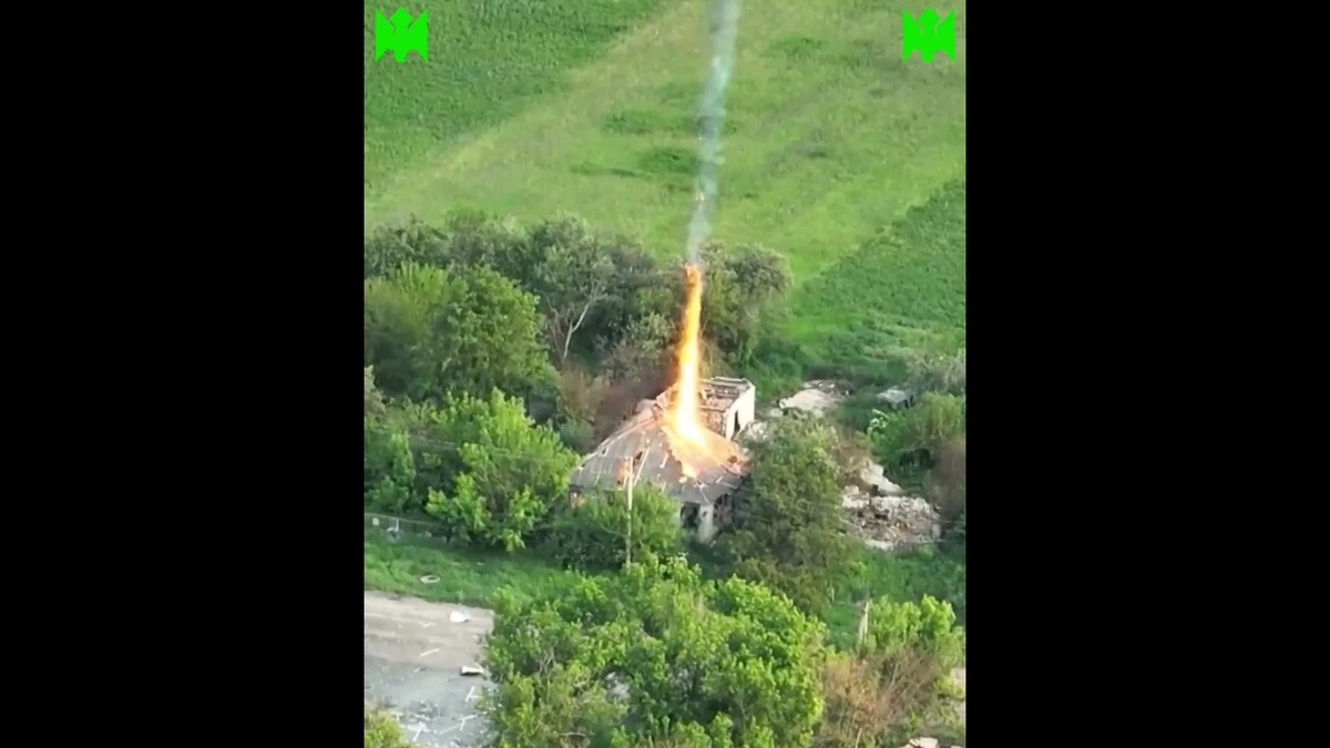 面對俄軍接連不斷的攻勢，烏軍也在蘇梅地區發起了反擊，甚至派遣無人機對俄軍陣地投擲簡易燃燒彈。 圖：擷取自 @bayraktar_1love X 分享影片