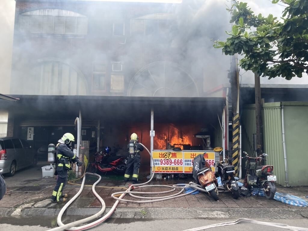 宜蘭縣蘇澳鎮蘇濱路三段一棟透天厝22日下午起火燃燒，消防員抵達時，1樓已全面燃燒，印尼籍孕婦及其印尼籍丈夫逃生不及，命喪火窟。（讀者提供）中央社記者王朝鈺傳真　114年7月22日