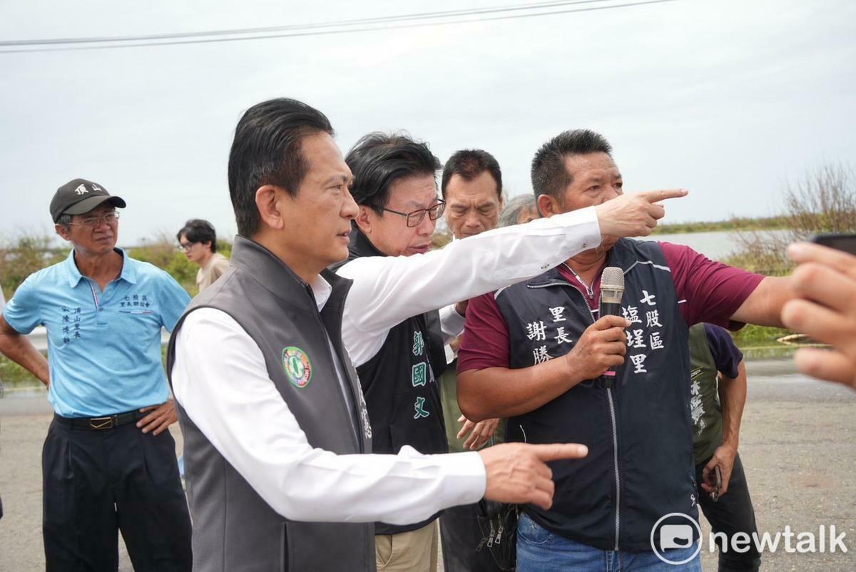 立委林俊憲、郭國文與市議員蔡蘇秋金邀集相關單位與在地里長會勘，獲得中央允諾，將支持台南市政府提報18億計畫用於沙洲復育及大寮排水整治工程。 圖：林俊憲服務處／提供