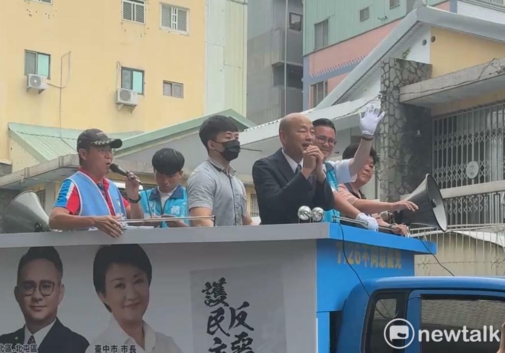 黃健豪與韓國瑜等陣營車隊行經北區主要幹道，沿途拜票、喊聲力挺，提醒民眾不忘726投下神聖的一票。 圖：林怡伶/攝