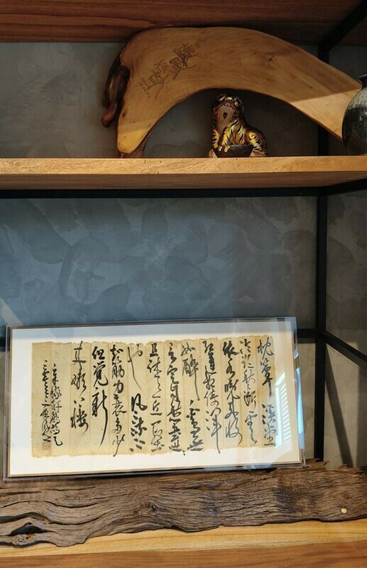 陳明德以仿古簡牘蠟染宣紙為創作材料，潛心創作九行、十三行、縱橫二式書作，試以現代型式之框裱小行草作品呈現，特選16件小品，搭配懷雅文房二樓小雅空間，舉辦「六橋十六品書法展」。 圖：黃博郎／攝